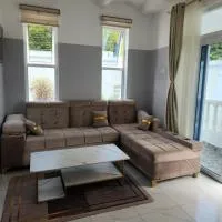 AC one bedroom apartment , 5 min walk from bofa road, baobab resort ,Canna Lily، فندق في كيليفي