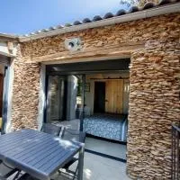 Les Tournesols gîte en pleine nature، فندق في Hounoux