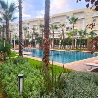 Superbe appartement à bouznika avec vue sur piscine et jardin privatif, Hotel in Bouznika