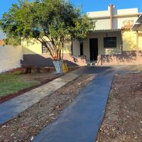 Casa Parque Alvorada com garagem e ar Condicionado, hotel near Dourados Airport - DOU, Dourados