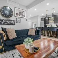 Sleek Brand New 1 Bedroom Condo - Downtown Luxury!，查塔姆的飯店