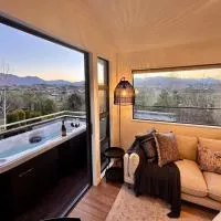 The Tuis Nest - Wanaka, hotel sa Albert Town