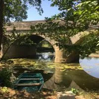 Au bord de l eau, hotelli kohteessa Pesmes