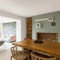 The PINK House , FREE Parking , 3 Bedrooms , Garden , close to M4 and countryside!, hotel en Rogerstone