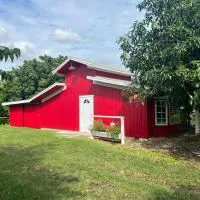 Tiny Farm Retreat Near Miami, Nature and Animal Experience, hotel din Homestead