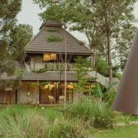 ELIVAAS privé Ananta Bliss Talam Pet-friendly Retreat On 1-Acre of Land With 2-BHK Villa & a Tent, Shared Pool, Gazebo, Garden & a Firepit, hotel em Tondebhāvi