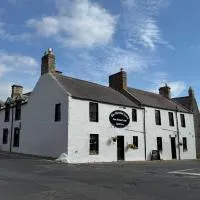 THE Waterloo Arms Hotel، فندق في Chirnside