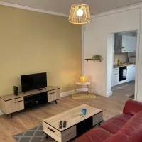 Maisonnette 2 chambres avec cour, hotel a Haubourdin