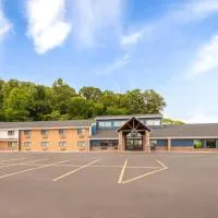 AmericInn by Wyndham West Salem、West Salemのホテル