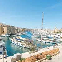 Deluxe room with Balcony and Seaview at the Marina, hotel v destinaci Senglea