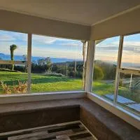 Sea & Mountain Views Retreat on Rosemary Farm, hotel v destinaci Waihi