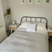 Double Room at Private House with Private Bathroom, hotel sa Telford