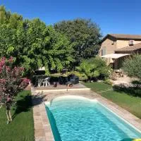 Gîte ,studio dans le village de lagnes, Hotel in Lagnes