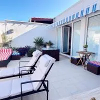 Attico "NIDO" a 50m dal mare con terrazzo grande - un'oasi di pace e bellezza, Hotel in Nečujam