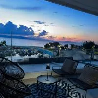 Marathon Coast-Seafront Luxury Apartments، فندق في نيا ماكري