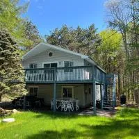 Evergreen Escapes 4 BR with Game Room, Firepit near Kalahari and Camelback, viešbutis mieste Long Pond