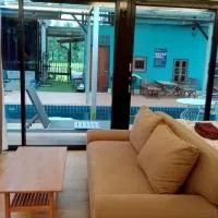 Morocco Blue cafe by Chilong River Farm Resort, hotel i Kosum Phisai