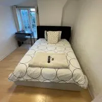 96TR Double bed bedroom - Edmonton green, hotel a Edmonton