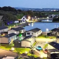 Arranview Lochside Pods & Lodges all with private Hot-tubs, מלון בFenwick