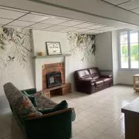 L'ancien café, hotel Saint-Hilaire-du-Bois városában