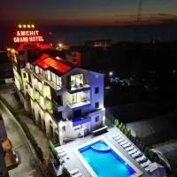Amchit Grand Hotel, hotel di Al Qarfī