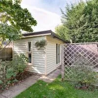 Garden room & en-suite shower with barrel sauna: Herne Bay şehrinde bir otel