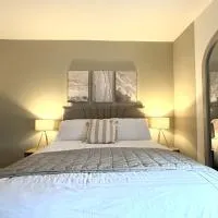 The Whitchurch Apartment- The Painted Rooms, hotel Whitchurchben