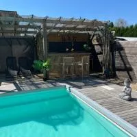 Logement cosy avec piscine et jacuzzi privatifs, hotel em Saint-Dolay