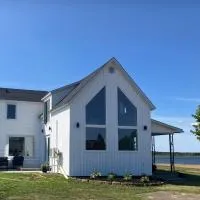 Luxury oceanfront escape, hotel en Neguac