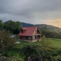 Shemoqmedi Chalet، فندق في Zemo Makvanetʼi