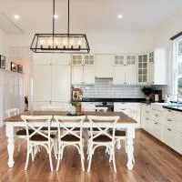 Victorian Hilltop Retreat - Firepit & Sunset Views, готель у місті Каслмейн