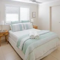 By the Lake - Lake Macquarie, hotel di Teralba