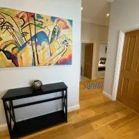 Convent - 2 Bed Serviced Apartment Farnborough, hotel u Farnboroughu