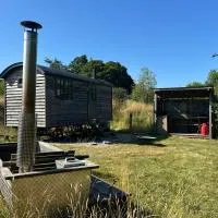 Luxury One Bed Shepherd's Hut with Hot Tub, hotelli kohteessa Eggesford