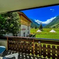 Panorama apartment for 4 near Zermatt, hotel en Täsch