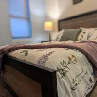 Relaxing Rustic Oasis, Unit A - 6 minute walk to Downtown! Pet-friendly & Cyclists Welcome!, hotel v destinácii Cumberland