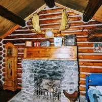 Country Rustic Loghouse at Teepee Meadows,韋爾芒特的飯店