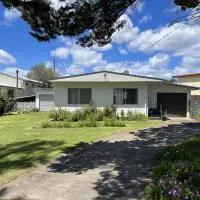 Viv's Place- Pet friendly- 1 min walk to Shaws Creek, hotel sa Greenwell Point