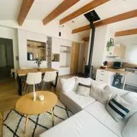 Maison calme avec grande chambre et salon, proche centre village & parc، فندق في ايتريه