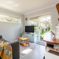 Modern Garden Cottage with Private Outdoor Area - New Lynn โรงแรมในโอ๊คแลนด์