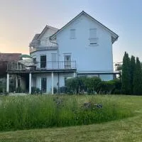 Große gemütliche Ferienwohnung Landshut, 24-7, WLAN, Parkplatz, Top ausgestattet、Ergoldsbachのホテル