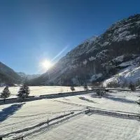 Breathtaking View Apartment near Zermatt with Parking, hotelli kohteessa Täsch