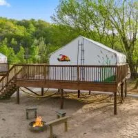 Furnished Glamping Tent/River Access/2 Queen Beds, hotel sa Stanton