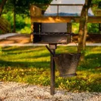 Furnished Glamping Tent/Red River Access/King Bed, hotel en Stanton