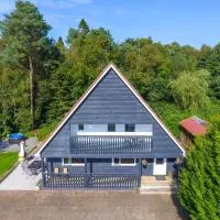 Large Newly Refurbished Lakeside Chalet With Optional Private Hot Tub, hótel í Duneena
