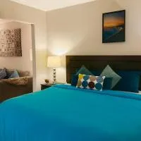 King Bed Suite with Pool and Hot Tub Access, hotel en Shanty Bay