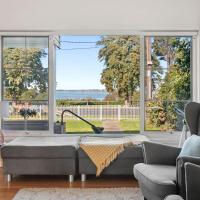 Quiet Geelong Getaway I Bay views, hotel near Avalon Airport - AVV, North Shore