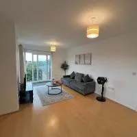 Modern 2 Bed Flat with Balcony in Hounslow、Cranfordのホテル