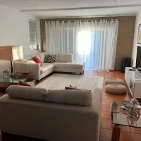 Vivenda espaçosa com jardim e churrasqueira، فندق في ألكابيديشي