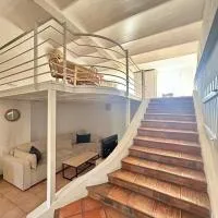 Large duplex with garden in historic house, отель в Канне
